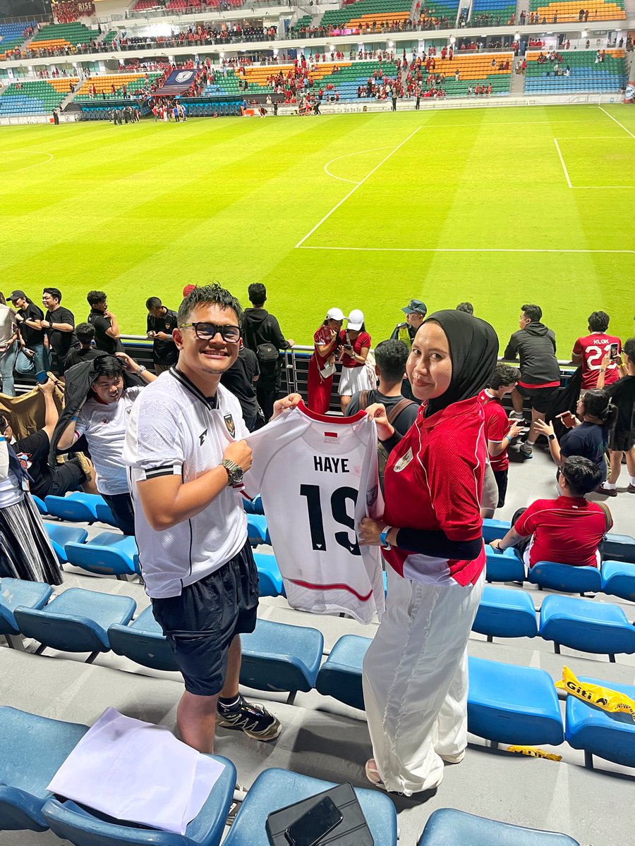 RizkyDrughi's tweet photo. Alhamdulillah

Perjuangan - perjalanan - pengharapan - Semangat - Sejarah - Kenangan - cinta

Pahit memang 30 th kita menunggu msh belum trjadi. Tapi apa yg aku dan keluargaku alami di awayday timnas sgt sangat akan melekat dikepala kami.

This is really fooken healing ! https://t.co/mlw74ee52k