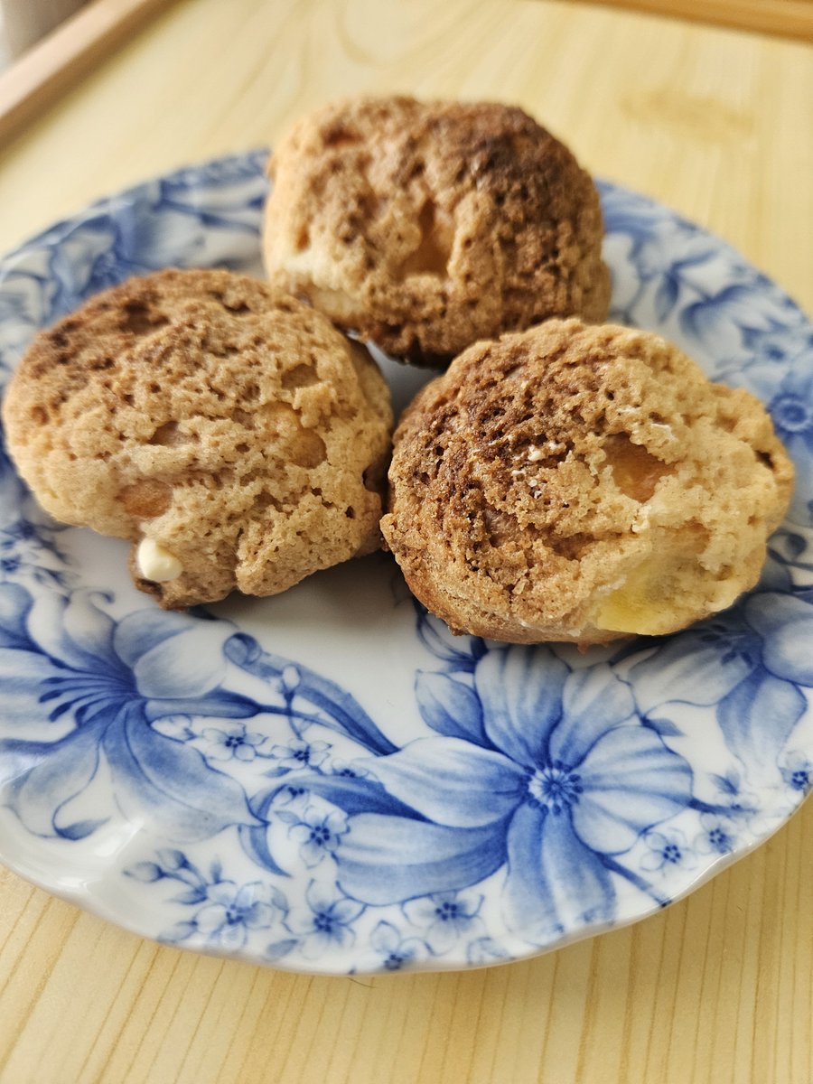 krrrr_03's tweet photo. これは私が作り出した小さなクッキーシュー。ディプロなんとかクリームとかいう生クリームとカスタードクリーム合体させたやつでお手製クリームはめちゃめちゃ美味しい。でもシュー生地はあまり膨らまずあんまり見栄えもあまりよくないのが出来上がってしまったちなみにめちゃめちゃ疲れた https://t.co/uZlHFKVK5Y