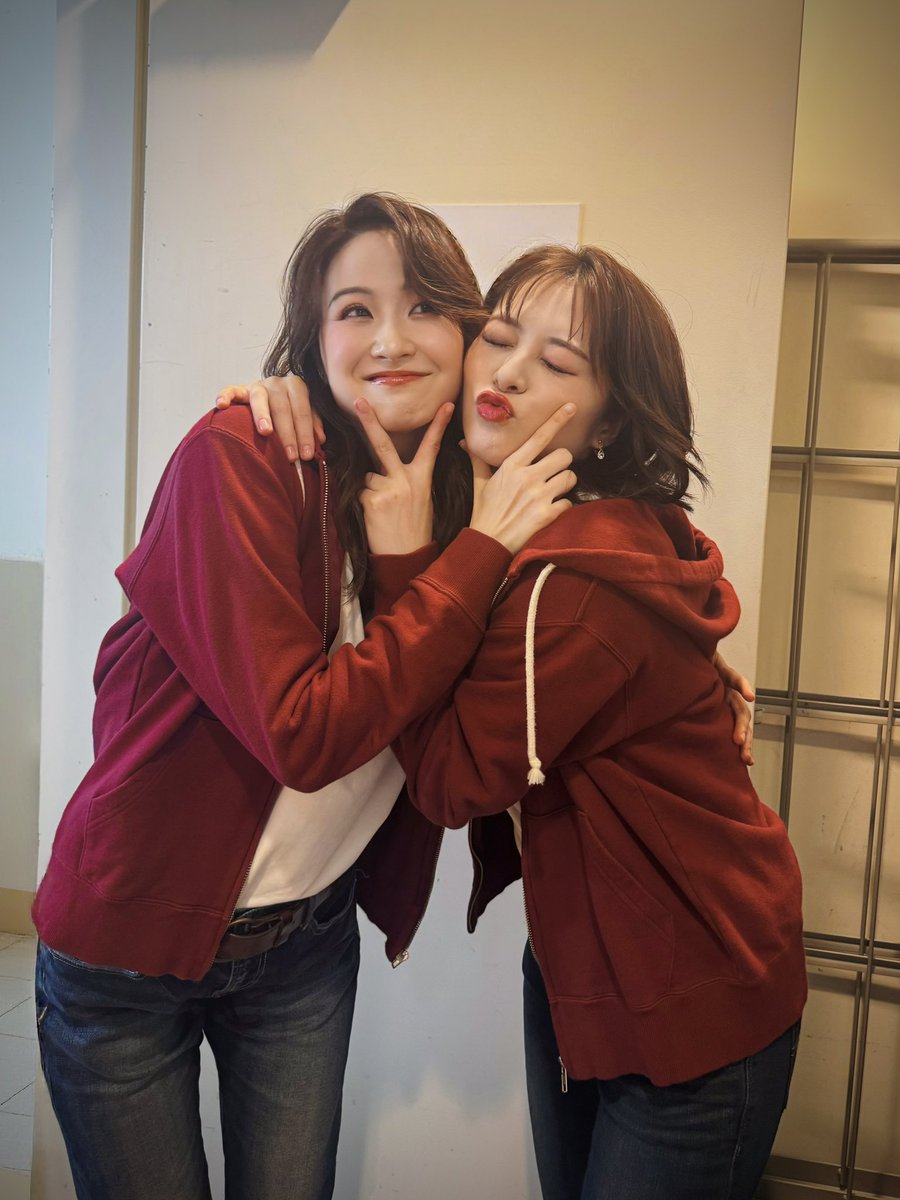 takeuchiyume's tweet photo. ミュージカル『GHOST』
もっくんカールと共に初日公演でした！
まさか最後にご挨拶をさせていただけると思っていなく…😳
グランドミュージカル第一歩目でした。
ご来場いただきありがとうございました🙇‍♀️

まどちゃんが居てくれて本当に心強かった。だいすき！！！！！
#GHOST #ゴースト https://t.co/dhEkSyfDY4