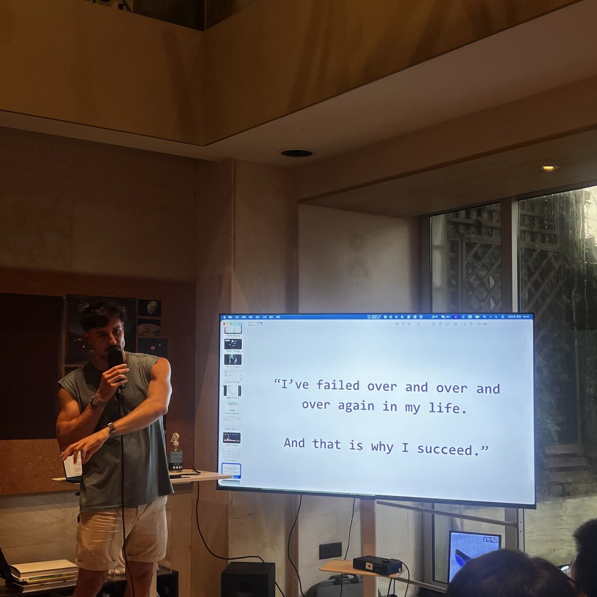 sharkxiaomi's tweet photo. @marclou 
来上海见Marc Lou，
真的要健身
一句英语听不懂的我
全在看人了

google的同声传译还是不太行
全程靠typeless转文字
回家再整理逐字稿吧 https://t.co/ZVVrA4M31F
