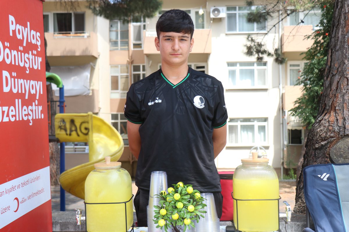 onedio's tweet photo. Sakarya'nın Serdivan ilçesinde yaz tatilini çalışarak değerlendiren 14 yaşındaki Buğra Koç:

"3 bin lira günlük kazanıyorum. Ayda 90 bin TL'yi buluyor. 

Kazancım asgari ücretin üç katı. 14'üncü günümde kendime akıllı telefon aldım." https://t.co/5q63pDQ8EV