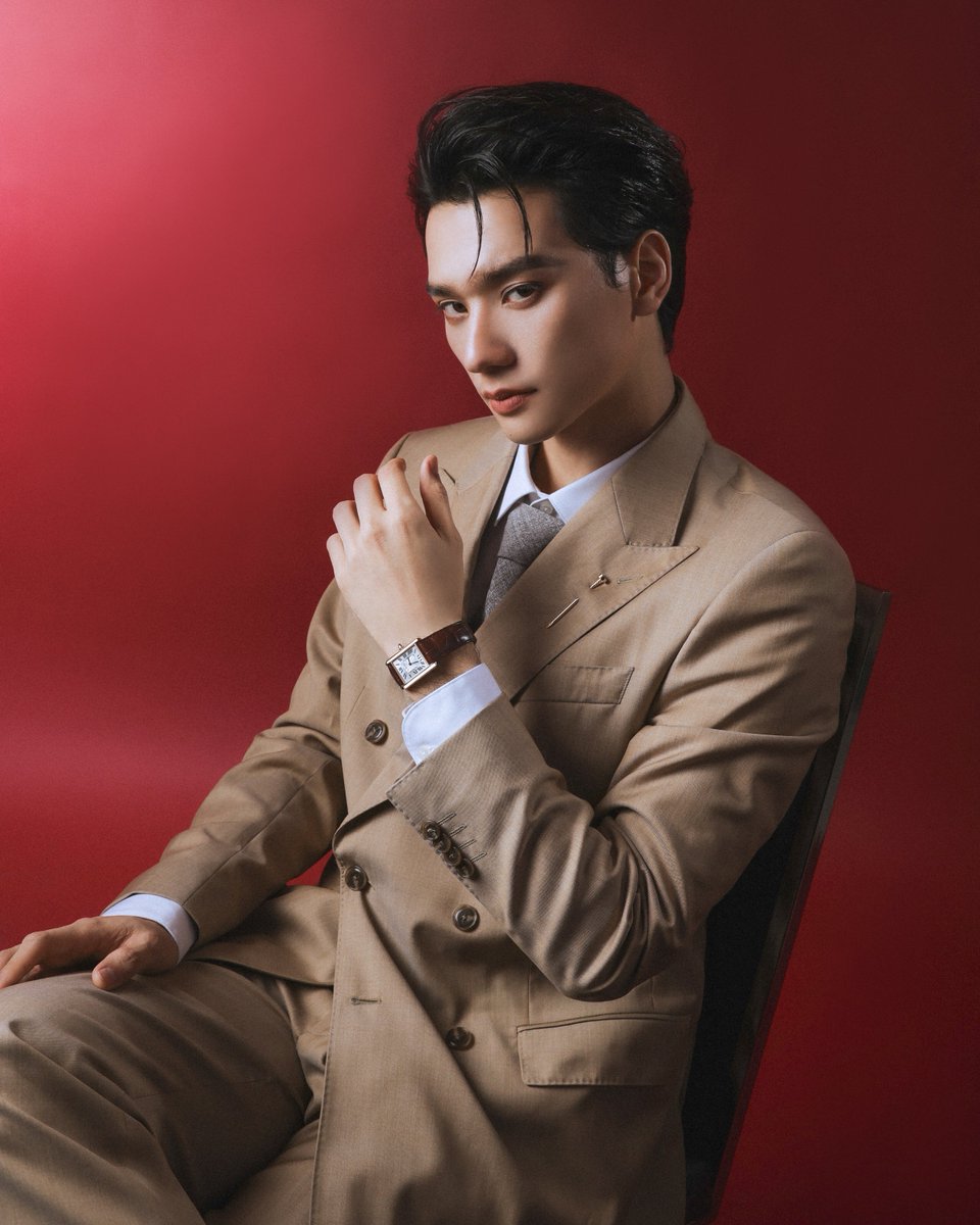 Hello_asian's tweet photo. KENGNAMPING AT WEIBO NIGHT
#KNPxWEIBOGALA2026
#KengHarit
#WeiboGala2026
#WeiboCulturalCommunicationNightThailand 
#Cartier 
พร้อมทั้งนักแสดงดาวรุ่ง อาทิ เก่ง หฤษฎ์  ที่เลือกนาฬิกา Tank Louis Cartier ตัวเรือนโรสโกลด์ทรงสี่เหลี่ยมพร้อมสายหนังจระเข้ เสริมด้วยเข็มกลัด Juste un Clou https://t.co/Fk7at74UgH