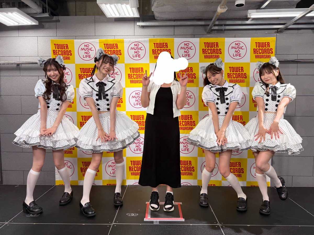 tws_marin's tweet photo. なんか加工で入れたフワフワのハートのフレームが私のところだけまったく被ってないから合成に見えるwww

これが無加工
やっぱり合成に見える https://t.co/0iEr48CgKB
