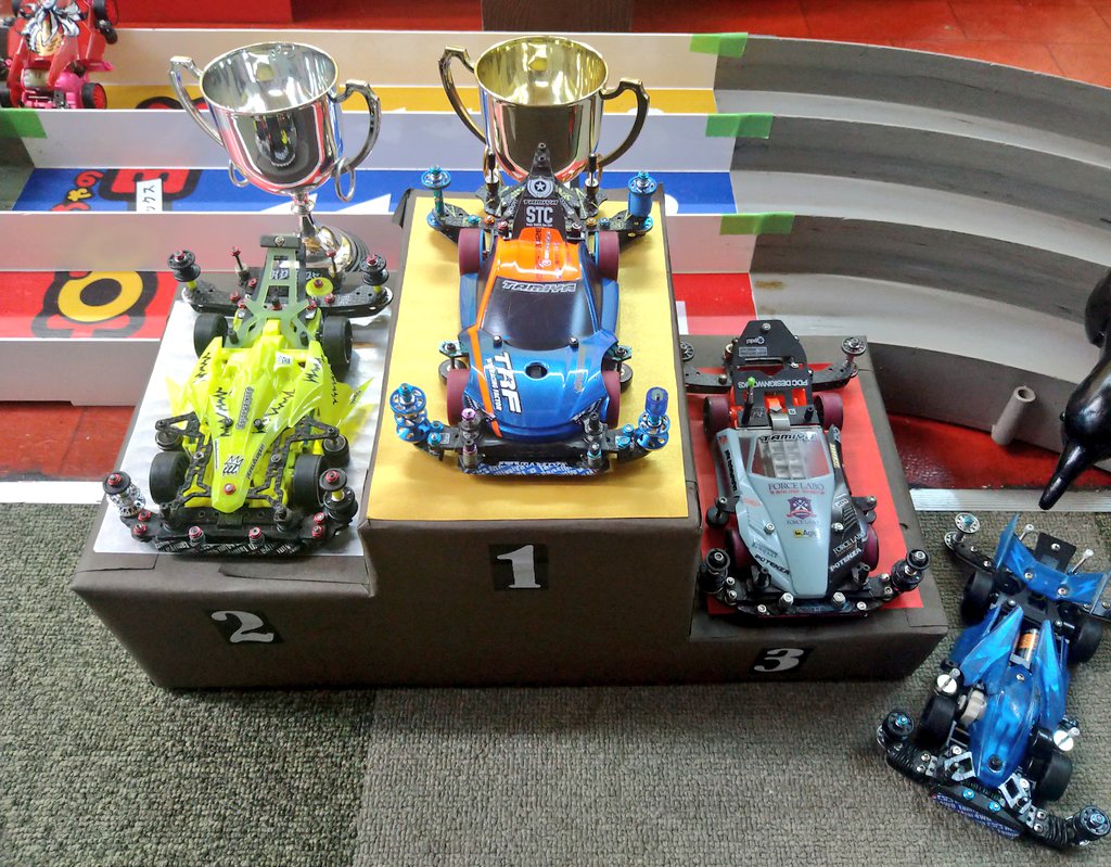 HOTBOXhobby's tweet photo. 8/9 ミニ四駆HOTBOX杯結果
優勝…ヨッシさん
２位…ハラさん
３位…キャプテンじょんふるさん
おめでとうございます✨🥈🥇🥉🐦‍⬛✨
#ミニ四駆
#mini4wd https://t.co/HYY9TMDjuN