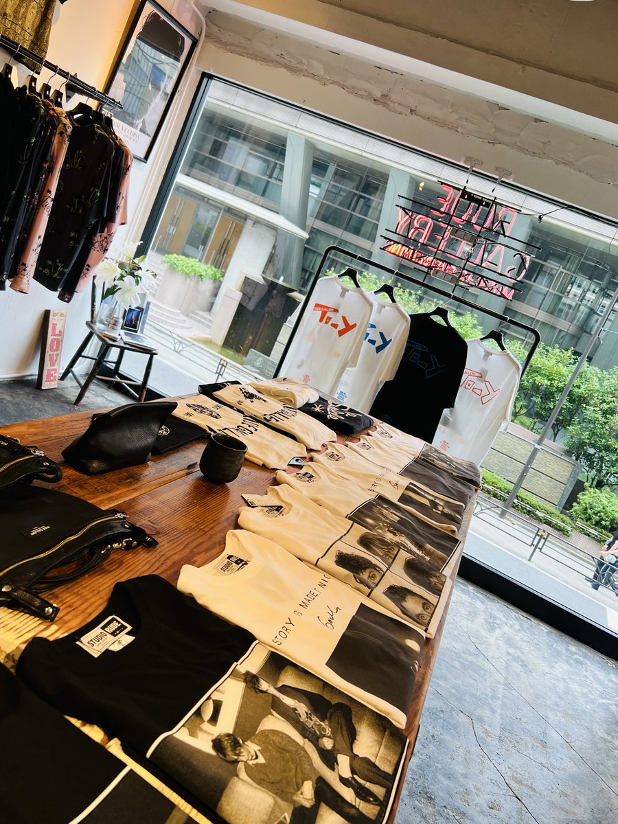 atsushi19630312's tweet photo. 【上條淳士×RUDE GALLERY-COVERS】

このあとも
19時の閉店まで在廊いたします

渋谷 RUDE GALLERY TOKYO https://t.co/EU9BwQAiUC
