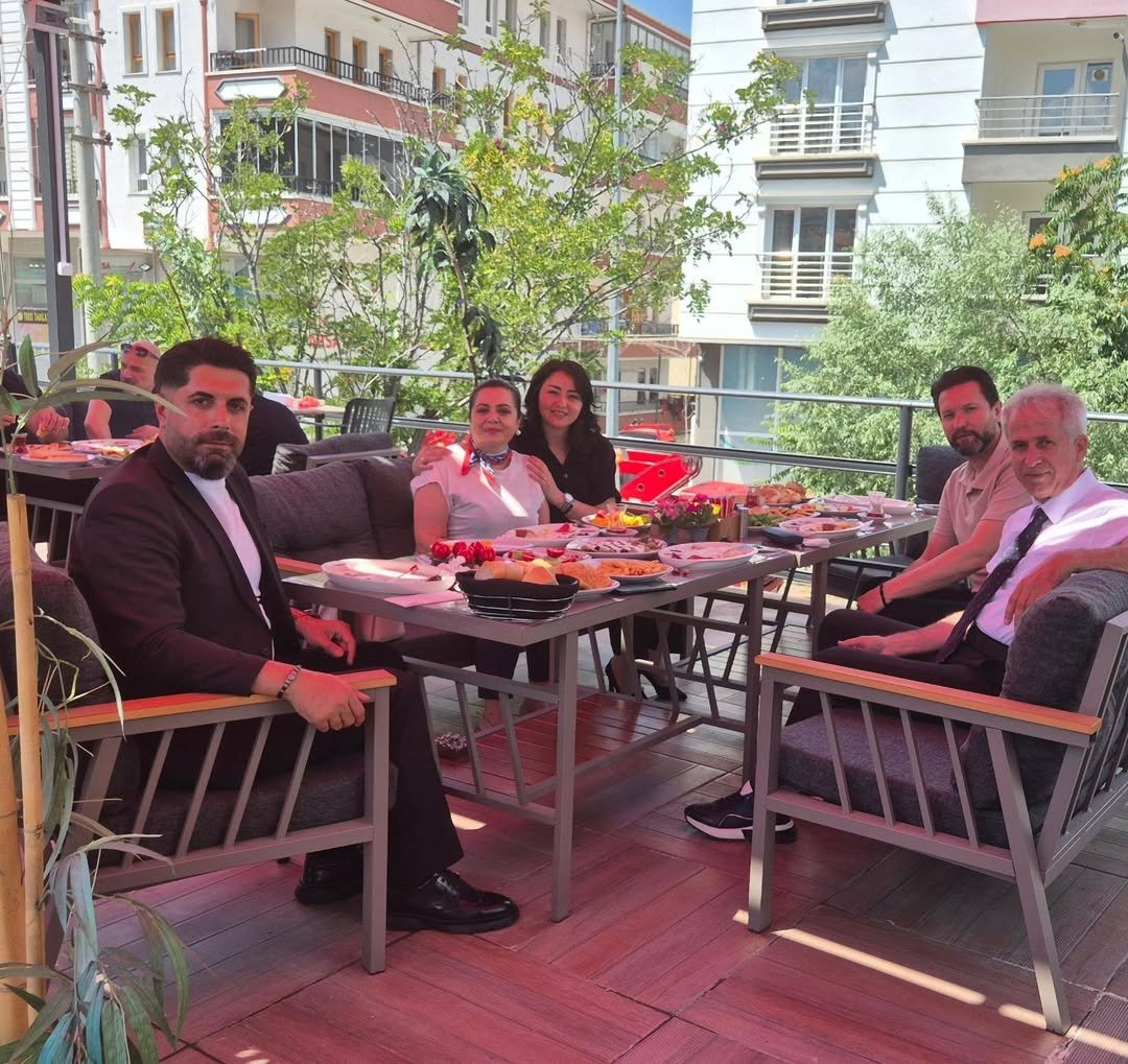 CihanurOncar's tweet photo. Günün bereketi, güzel insanların tebessümünde saklı. Güne kıymetli dostlarla başlamak.☀️ https://t.co/t5IjleN8FY