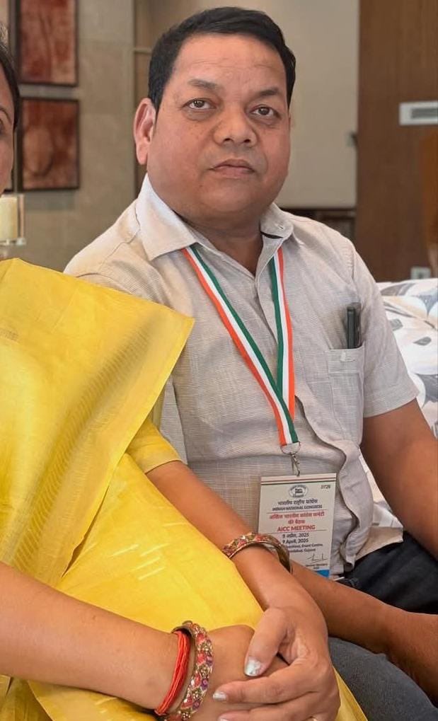 bhupeshbaghel's tweet photo. लैलूंगा विधायक श्रीमती विद्यावती सिदार जी के पति श्री कुंजबिहारी सिदार जी के निधन का दुखद समाचार प्राप्त हुआ है.

इस दुःख की घड़ी में हम सब श्रीमती सिदार जी एवं उनके परिवार के साथ हैं.

ईश्वर से प्रार्थना है कि दिवंगत आत्मा को शांति प्रदान करें. शोकाकुल परिवारजनों को संबल दें. ॐ शांति: