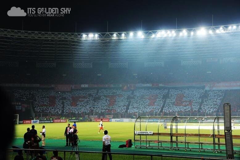 LFC_ID's tweet photo. Temen temen Milanisti, CISC embrace moment kemaren. Post aja dokumentasi crowd kemarin. Enjoy.

Ga usah hiraukan kalo ada komen" miring dari orang luar ( luar negeri juga). Karena pasti akan ada.

Waktu LFC ke GBK 2013, banyak banget scenes dan moment luar biasa yang oleh media luar pun diacungi jempol. 

Tapi ada juga yg ngatain kurleb "ngapain ampe segitunya dukung tim luar" di sebuah website yang pake nama "ultr4s"

Sahabat gue @ariefajie @AfdalMhd
@Ohsammysammy dan beberapa orang lagi, berhasil bikin giant banner TRADITIONALIST, dan mosaic JFT 96 , dan tak lupa banner Anne Williams yang akhirnya diboyong ke Anfield. 

Dan banyak lagi scenes legendaris lain.

Milanisti kemaren juga top scenes nya yg sempet gue liat, utamanya giant tifo nya. Hats off! 

📸 : @mamedlucu @fansphotos