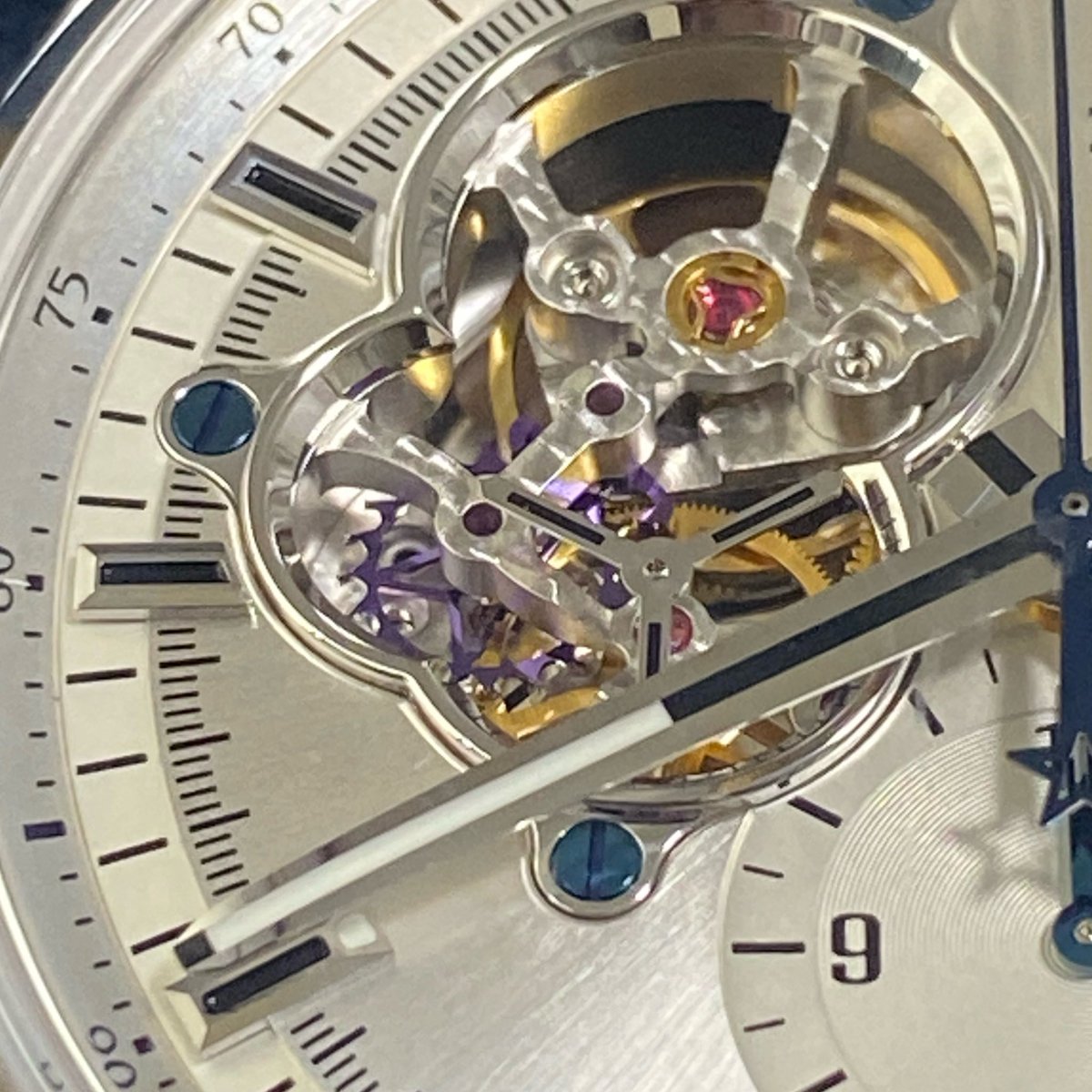 technoswatch's tweet photo. エルプリメロ（ゼニス クロノマスター1969）、紫と青で角度によって色が変わる歯車が好き。
これ、どういう仕組みになってるんだろう？ https://t.co/elBLCadSN9