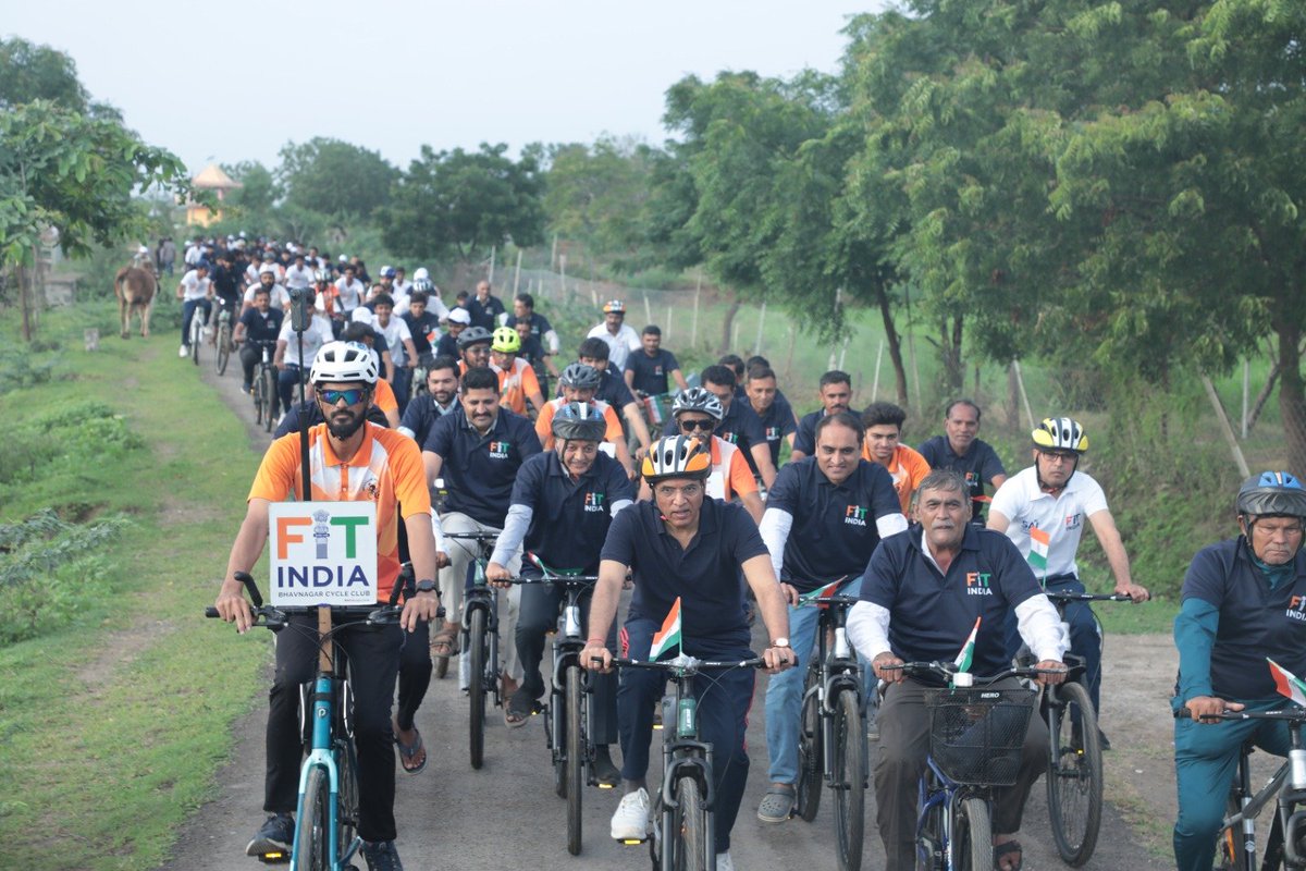 FitIndiaOff's tweet photo. A Sunday for fitness and a step towards a Nasha Mukt Bharat! 

The 85th edition of Fit India Sundays on Cycle saw HMYAS Dr Mansukh Mandaviya lead the nationwide movement from Hanol, Gujarat. https://t.co/1YZcmdTVdb