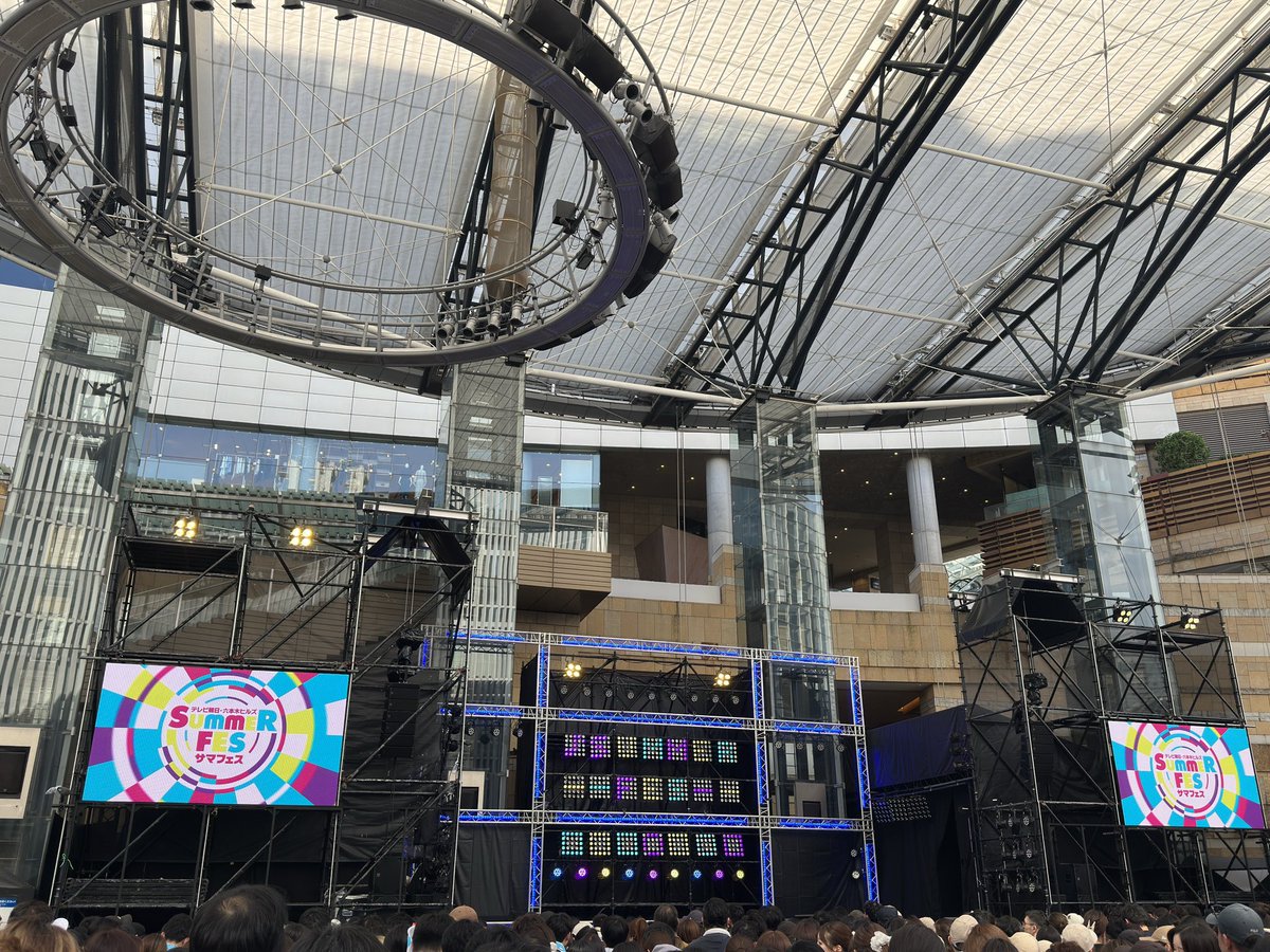 Kunicanno's tweet photo. 万バズの件は一旦置いといて

本日は50TA LIVE@サマフェス2026へ

こんなギュウギュウの六本木ヒルズアリーナ初めて！
初50TAライブだったけど念願の男子女子コールできたししつこすぎる差し上げます頂きますのコール&amp;レスポンス楽しすぎてずっと頭から離れないよ！
これはいずれ紅白出る逸材だな！ https://t.co/Q9nm1UAhpA
