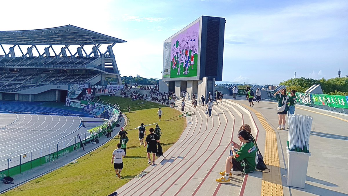 ECWFMW's tweet photo. 入場〜
彦根城vs岐阜城の対決でもあるね🏯
#FC岐阜
#fcgifu
#レイラック滋賀FC 
#レイラック滋賀
#平和堂HATOスタジアム https://t.co/QAoPRMRrcl