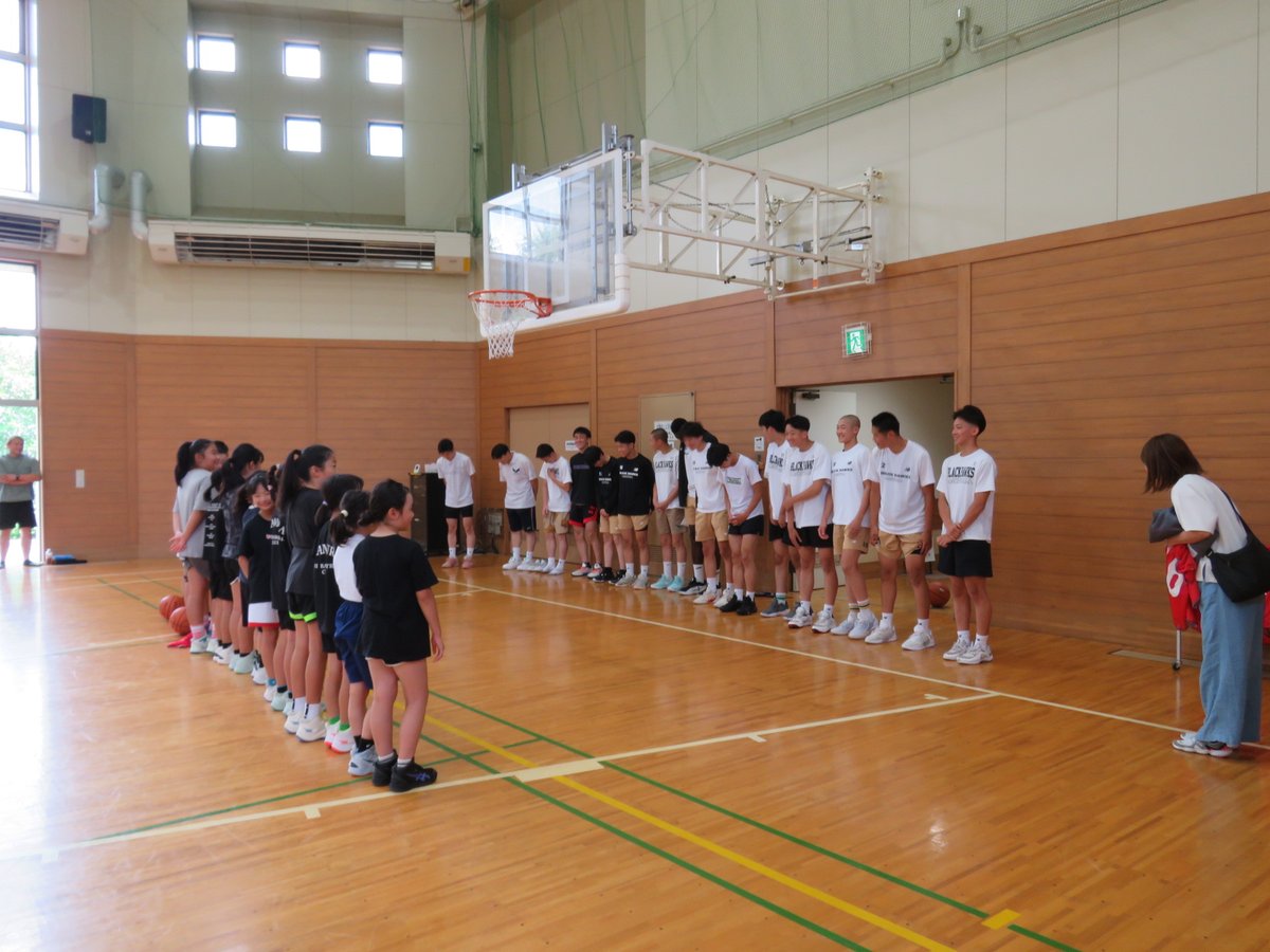 windynasukougen's tweet photo. 一緒に活動する時間が生まれました。最初は小学生も高校生も緊張気味でしたが、高校生や顧問の先生から直接アドバイスをもらったりボールを追いかけたりと、一緒に活動する姿が見られました。
最後には高校生の皆さんが本気のプレーを見せてくれました。 https://t.co/fOGBlTOnAh