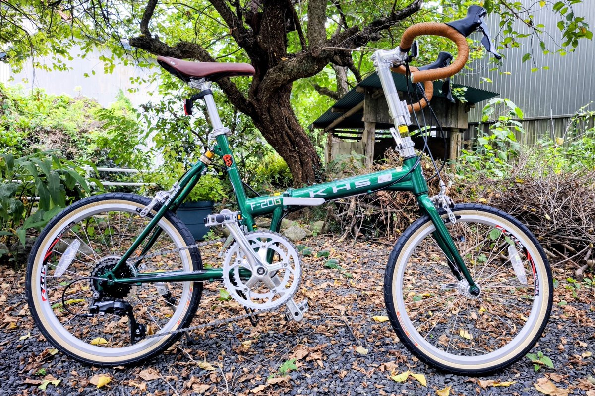 nonhoilabo's tweet photo. 19年乗ったBD-1を下取りに出し、
新しい相棒が納車されました🚲️

​・折りたたみ自転車
・軽快に走れる
・クロモリフレーム
・ドロップハンドル
・お値段もリーズナブル

​私の希望をすべて満たしてくれる愛車と共に、
これからあちこち遊びに行きたいです✨️

#KHS #F20G #BD1 https://t.co/iVoMOnbz8h