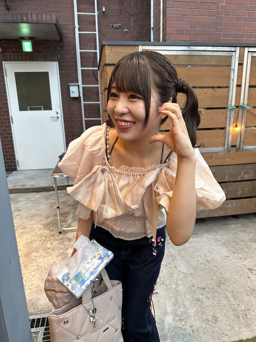 yuimaru_012107's tweet photo. なんか急に雨と雷なんだが！？
外やばい笑  通り雨なのかな？
私は家でまったり中。明日からまた早朝バイトなので休みはしっかり取らないと！寝たいけど寝れない、、でも今寝たら寝れないの確実😂  起きとけ！ですよねぇ笑  今はともちゃんの音楽聴きながら(*-ω-`*).ﾟ｡. ｳﾄｳﾄ
ともちゃんは今頃何してるのかな？