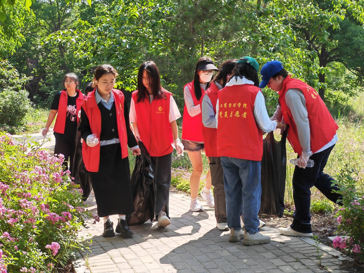 Rezacandra15's tweet photo. Community Clean-Up Day this Sat 9AM at Central Park! Bring gloves, water, and let’s spruce up our neighborhood together—free snacks u0026 giveaways for all participants!， https://t.co/mex9SU46yu