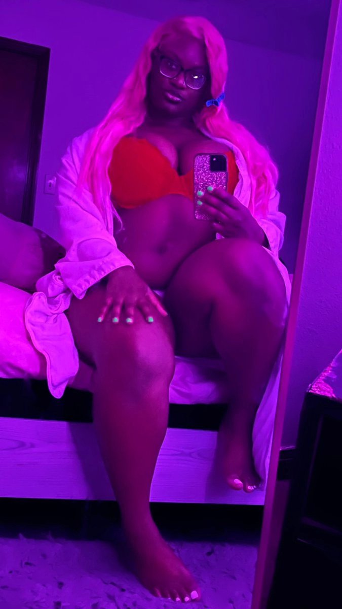 only1QueenDoll's tweet photo. real men like feet.🤭 https://t.co/WzWugZFV4U