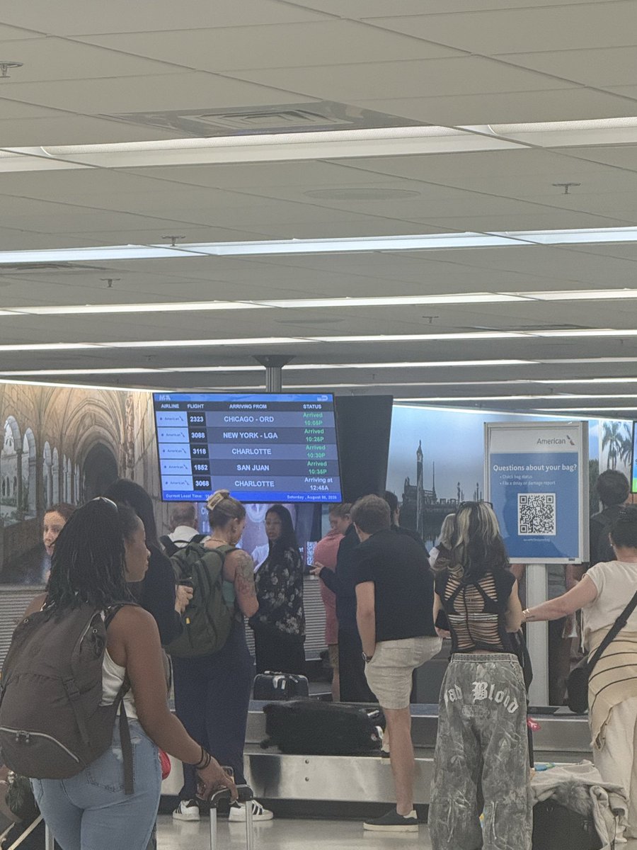 whatthaheld's tweet photo. @iflymia 6 national flights in band 
22 and 0 flights in band 21… 1,5hrs waiting for our luggage!! @AmericanAir What’s happening!!! https://t.co/mO01fmZpZY