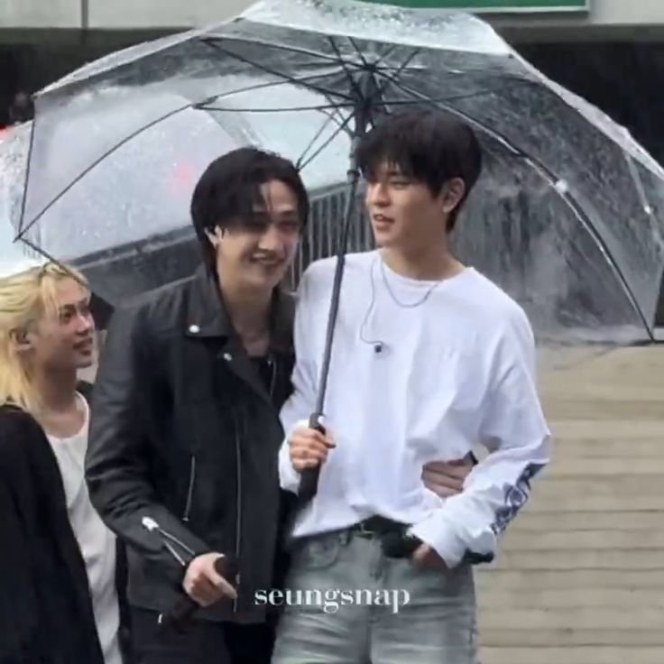 9700scripts's tweet photo. i love when chn's hand on seung's waist like it's where they belong https://t.co/C4PudIGYR7