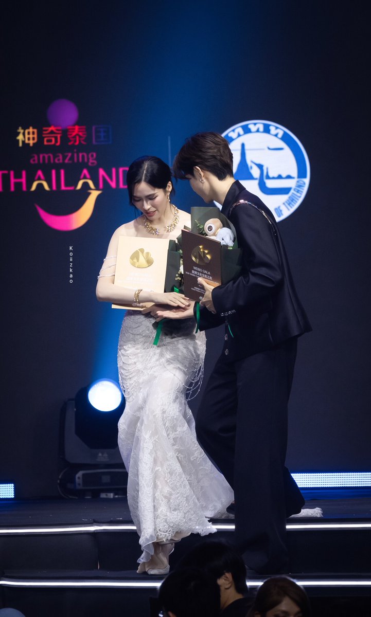 Koiiz9's tweet photo. 🏆💐👏🏻

#LinglingxWeiboGalaNight #LinglingKwong #หลิงหลิงคอง https://t.co/XxsPl2qjJE