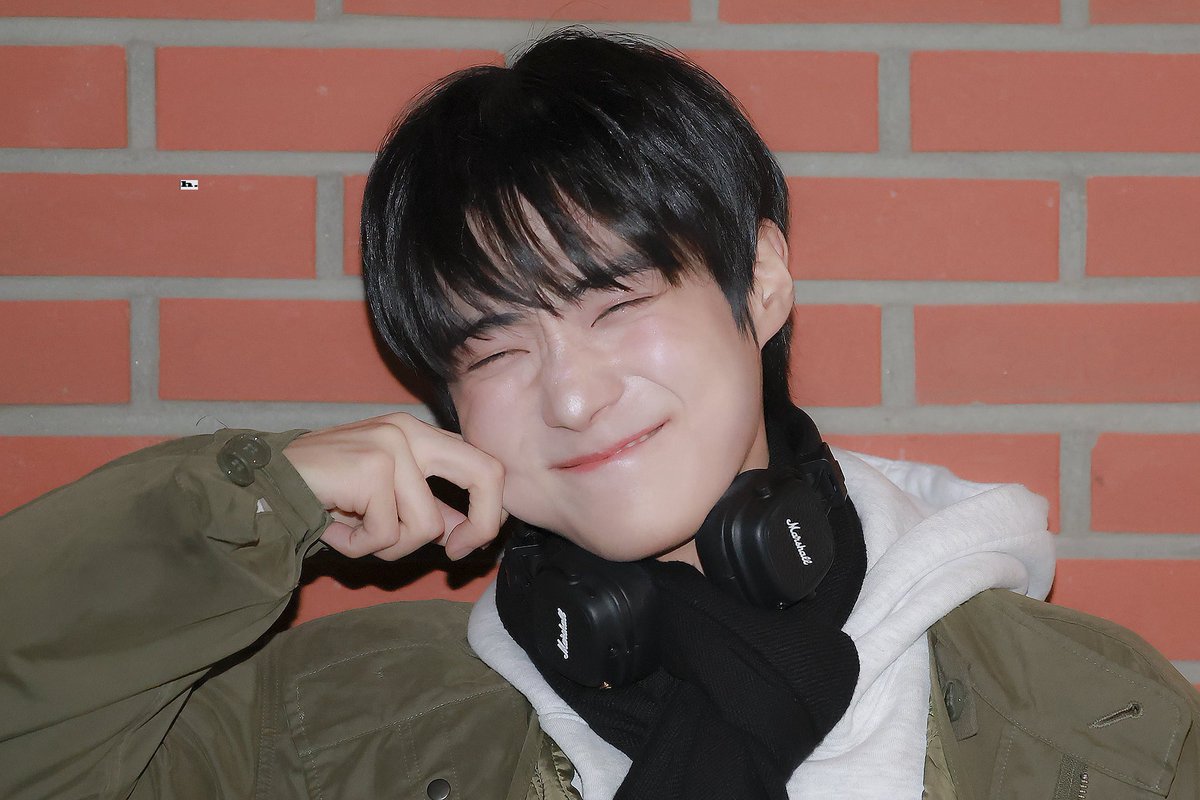 holy_morning_'s tweet photo. 251129 캐롤 퇴근길 #정태영 https://t.co/ITQhrkvOPG