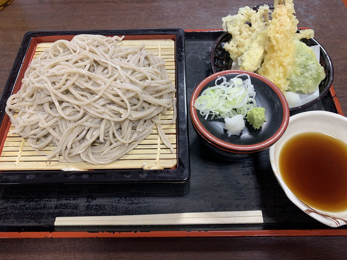 703gal's tweet photo. 終演後YUHKIさんがステージから2、3列目の人にハイタッチしてたら、前のめりにおっとっとってなってバランスを崩し、真下にいた私の頭を鷲掴みにして耐えるという一幕が発生w
肩とか手はあるけど頭は初やで
小野さんTAKAさんLEAくんともお話しお触りできました
写真は関係ない遠征のご当地グルメ https://t.co/oOOr3EMtzB