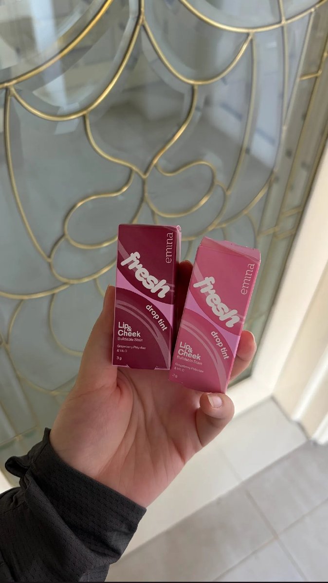 cbhstruggle's tweet photo. LAH 😭 beli 2 ombre dapet micellar + face wash + sun battle FREE?? ini mah sekalian borong https://t.co/VEJ4hvjFfH