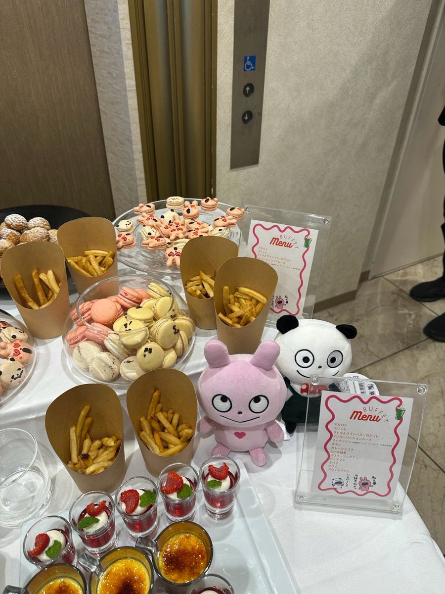 o3___ky's tweet photo. デザートビュッフェのぱんだマカロンと
ラブラビマカロンが可愛いすぎた🥲♡ https://t.co/sraBF5Ul78