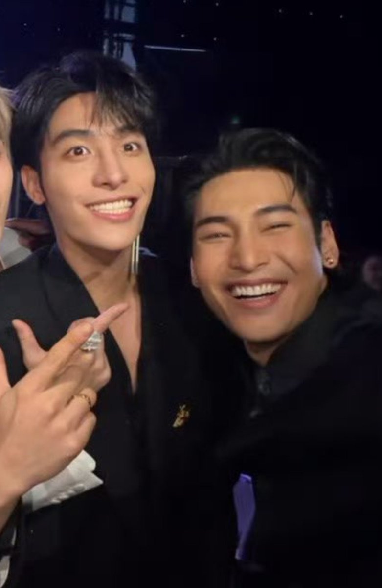 ywevrmore's tweet photo. insane amount of apo x zhaozhao crumbs for me today i love it here https://t.co/IKwLcbJiwI