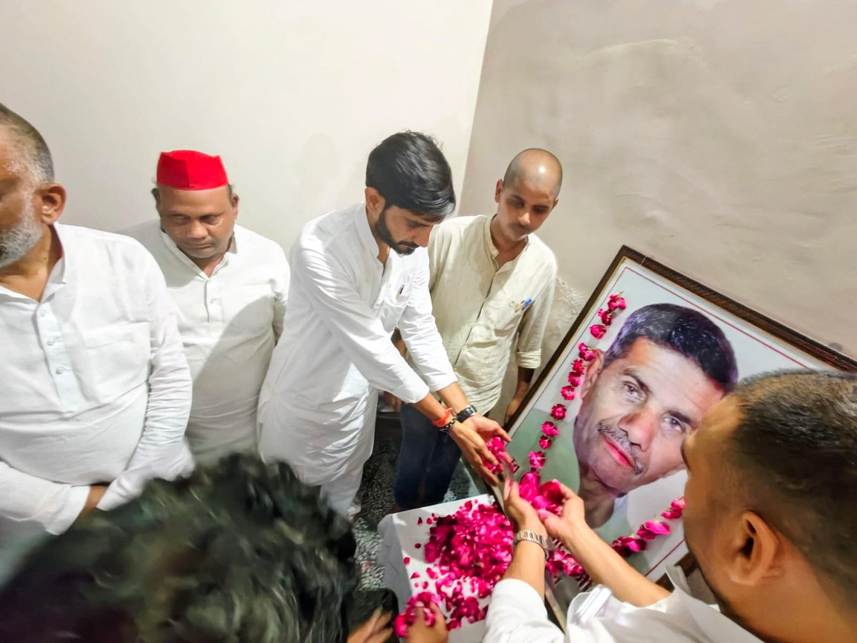 socialistaditya's tweet photo. समाजवादी पार्टी बदायूं के जिलाध्यक्ष श्री आशीष यादव जी के चाचा स्व. प्रेम सिंह यादव जी के निधन पर ग्राम मानपुर, बिसौली पहुंचकर शोकाकुल परिजनों से भेंट कर गहरी शोक संवेदना व्यक्त की। ईश्वर दिवंगत आत्मा को शांति एवं परिजनों को दुःख सहने की शक्ति प्रदान करें। https://t.co/GdI3a3wBSo