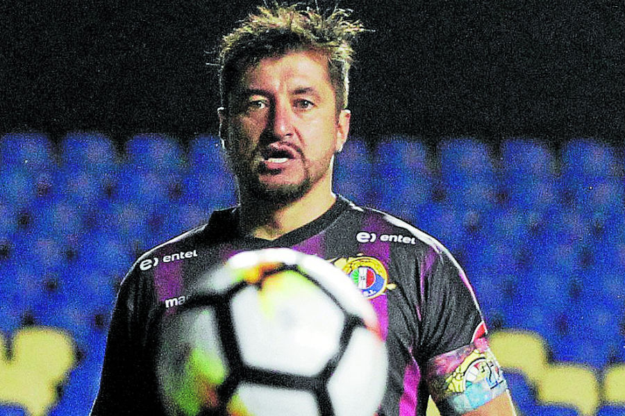 HayArqueros's tweet photo. Leyendas del Arco 📜
Nicolás Peric, "El Loco". Récord de partidos en Rangers de Talca (206), campeón con Argentinos Juniors en 2010, carrera de 24 años hasta los 42. Uno de los personajes más queridos del arco chileno 🧤 #HayArqueros https://t.co/DvxDZw8DPe