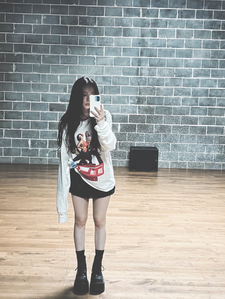 yookarinla's tweet photo. the flash caught me off guard. https://t.co/fgTSit3AHJ