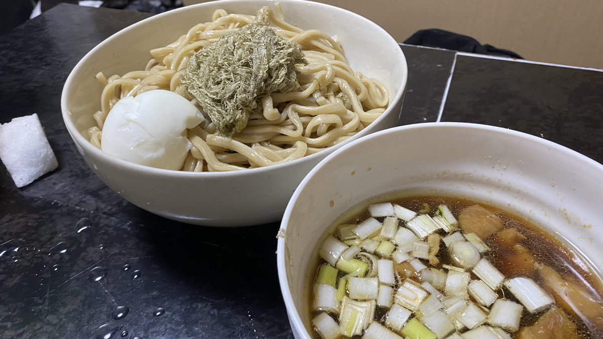 Sawgen1's tweet photo. 今日は二郎系のワシワシmaxという麺で昆布水つけ麺作ってみた。

麺が粉っぽくて喉ごしが悪くコシが強すぎてスープにも絡まない。

二郎系の麺ではつけ麺合わないわ https://t.co/NNduKVvUUr
