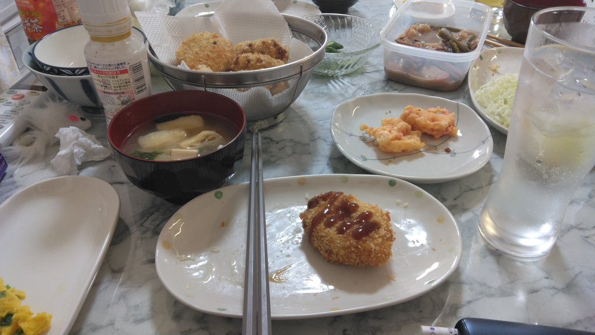 castor4696's tweet photo. 大量の飯とお酒で昼から飲みます https://t.co/uTvNmvSMet