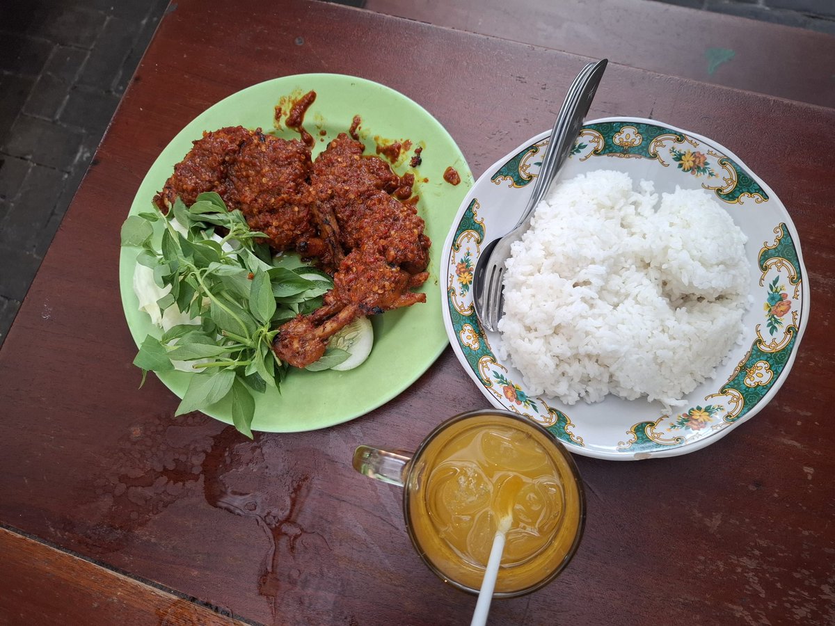 amercanoooooo's tweet photo. Bole balek jogja lagi tak? https://t.co/uq9LoHpRWl