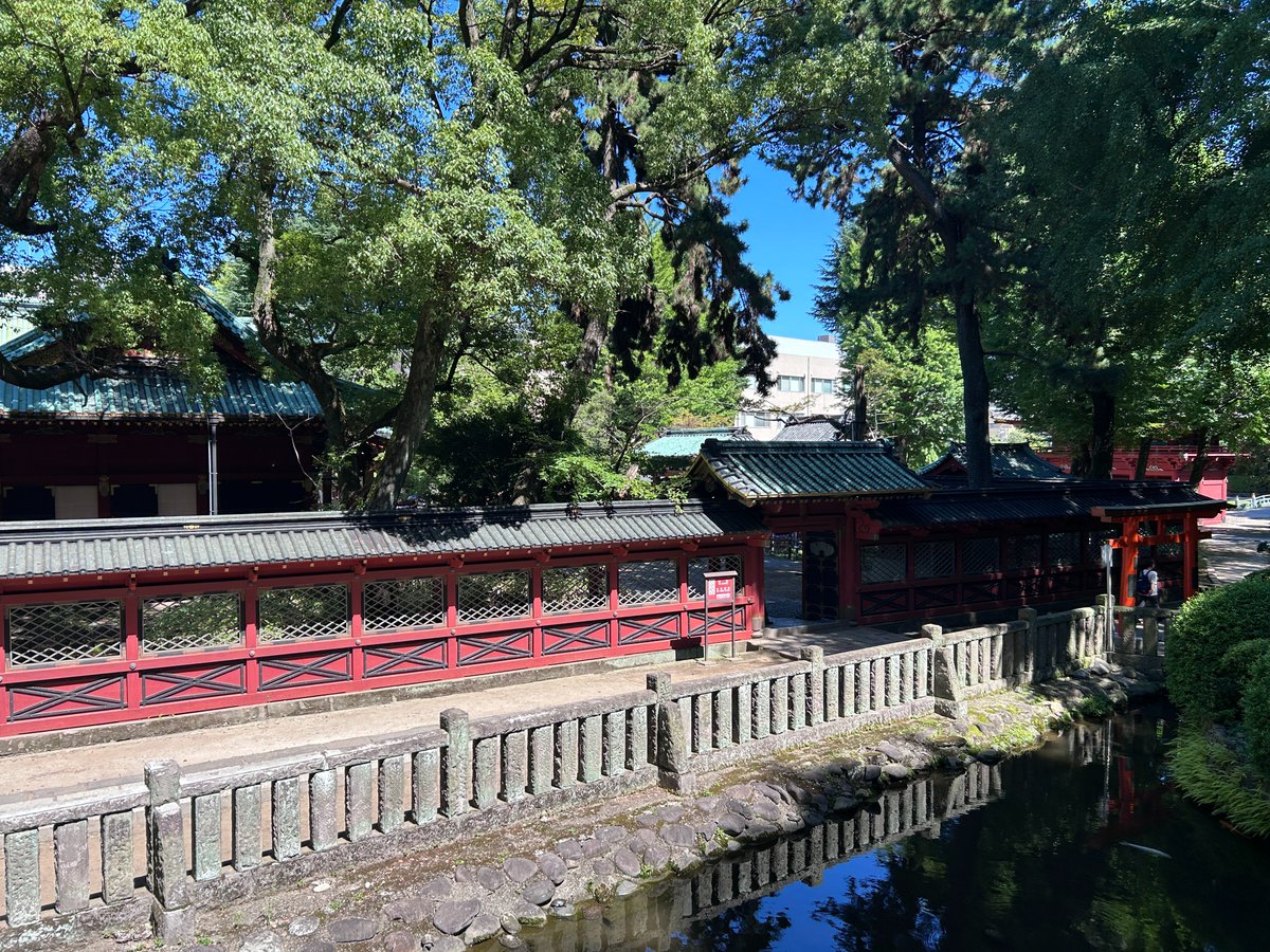 ikue_21's tweet photo. 昨年9月
某イベントのじゃんけん大会でいただいたお札を返しに
#根津神社 へ行ってきました⛩️

根津神社は
1900年以上前に日本武尊によって
創建されたと伝えられている神社です

主祭神に須佐之男命（スサノオノミコト）をはじめ
複数の神様を祀っていることから
様々なご利益があるとされています https://t.co/Mh2WJpxgC4