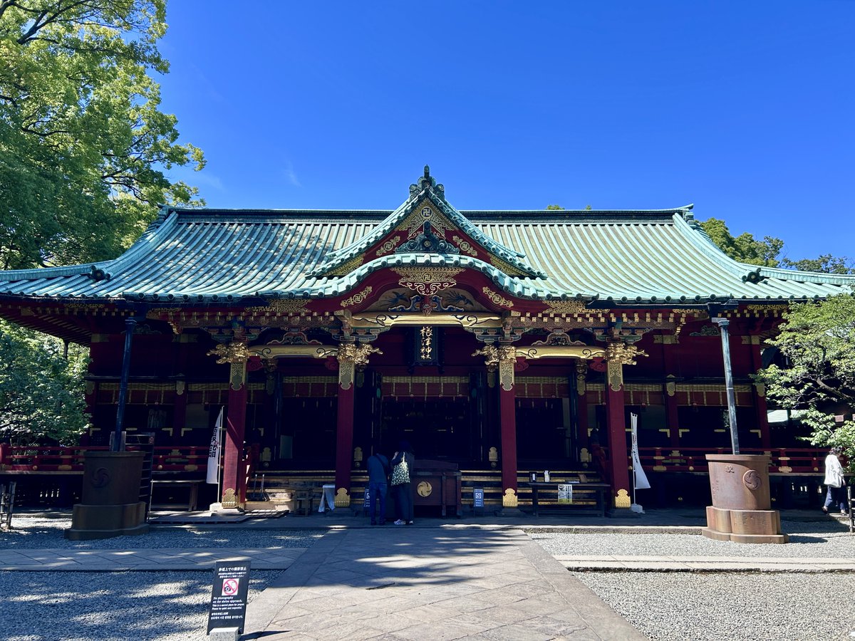 ikue_21's tweet photo. 昨年9月
某イベントのじゃんけん大会でいただいたお札を返しに
#根津神社 へ行ってきました⛩️

根津神社は
1900年以上前に日本武尊によって
創建されたと伝えられている神社です

主祭神に須佐之男命（スサノオノミコト）をはじめ
複数の神様を祀っていることから
様々なご利益があるとされています https://t.co/Mh2WJpxgC4