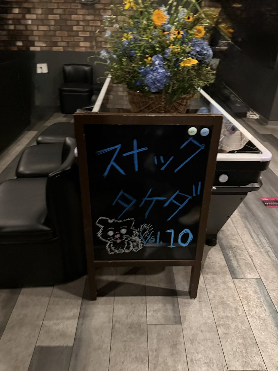 o29_ay's tweet photo. 武田さんとファンの方々で創り出す空気感がず〜っと賑やかで優しくて幸せに溢れていて本当に夢心地な時間でした… 皆さんのおかげでまたひとつ大切な宝物が増えました🌛ウィンクの表情もすごく可愛らしくて未だに私の写真フォルダに並んでいるのが信じられない…(泣) #武田航平 #TKFC #スナックタケダ https://t.co/ItSi9dlTZt