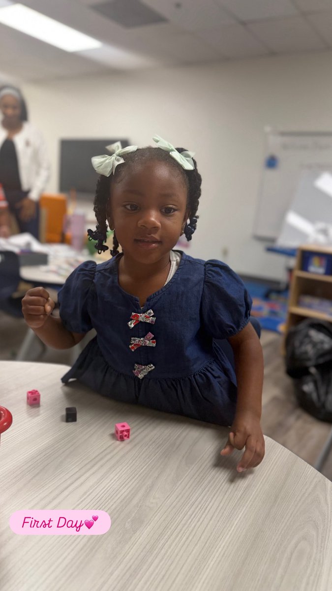 brittanyariyan's tweet photo. 📚💕First Day of School 💕📚 https://t.co/rcHfRrLQI4
