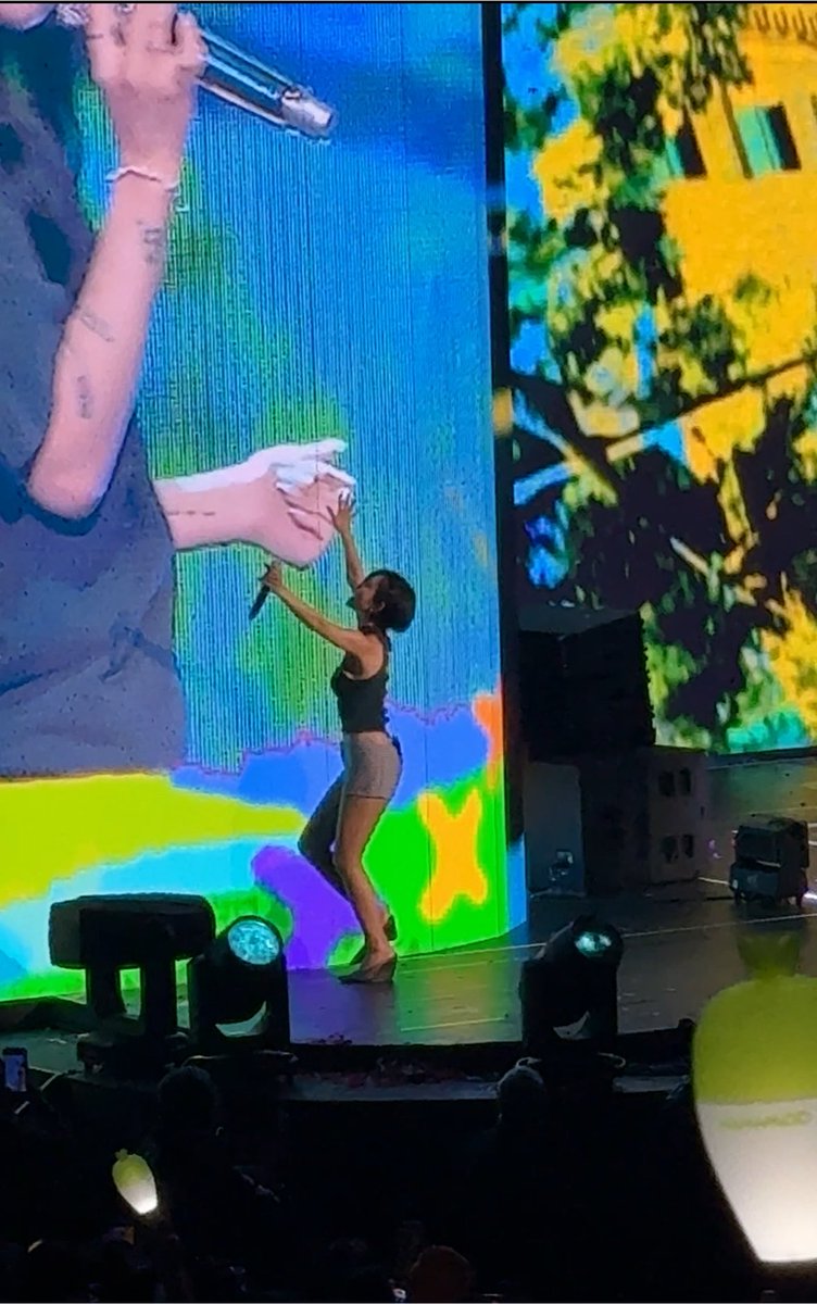 mashsimpformmm's tweet photo. hyejin got so excited to see wheein on the screen

WHEESA THRIVED IN MANILA!!! 🥹🫶🏻 https://t.co/aWdc2vv86e