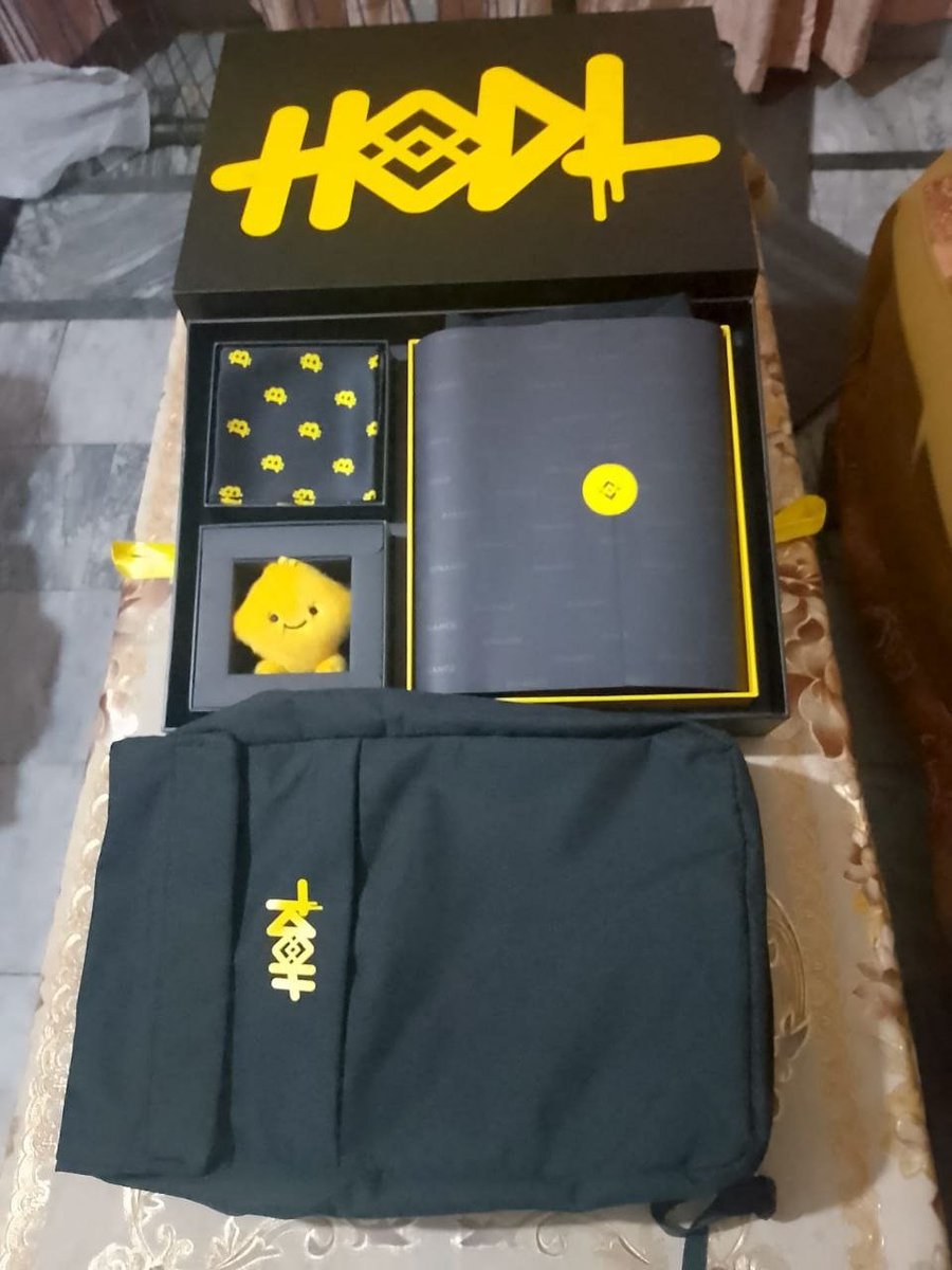 AwaiseMali33888's tweet photo. 🎁 Swag Received from Binance! ✨

A special gift from Binance ❤️
Really appreciate the love &amp; support! 🙌🔥
Thank you Soo much for this gift to @binance @BinancePakstan #binance #swag #gift #9thanniversary 💝💗🎁 https://t.co/IweBWzPuPp