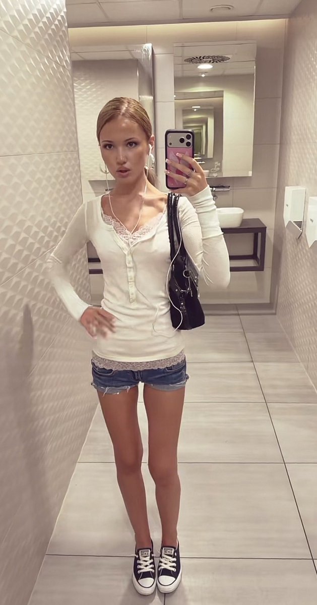 yoghurtwhore's tweet photo. I’m so obsessed w this girl Layla on TikTok like I need her body and aesthetic yesterday https://t.co/kURxM6Axma