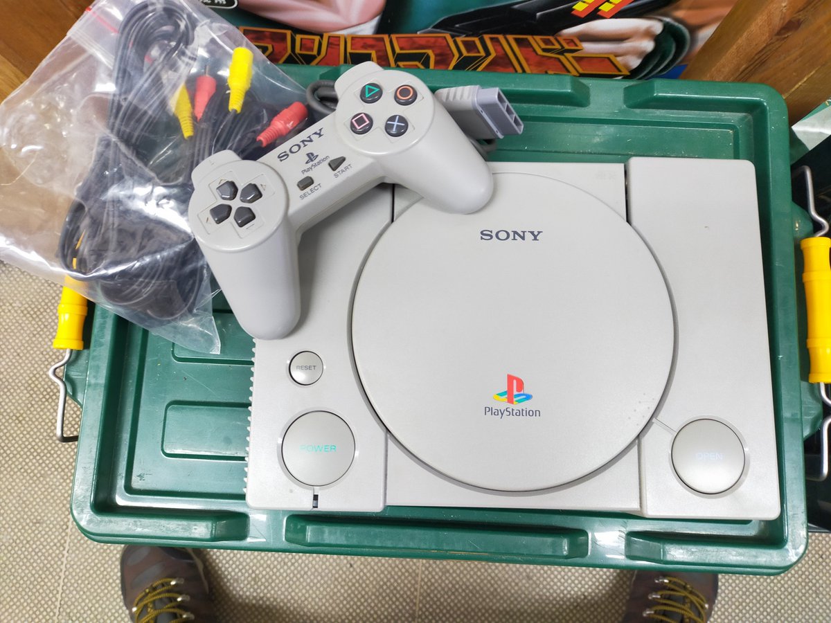 zan2zanjp's tweet photo. 通りすがりの外国人の方から「ジャンク、フリー、アゲル」との事で初代プレイステーションのジャンクセットを頂きました。
「わーい、仕入れ値ゼロだぜヽ(´ー｀)ノｳﾋﾋ」って売ってもいいんすけどせっかくなので売れたら義援金にする感じですヽ(´ー｀)ノ https://t.co/bxJG0hqUIv