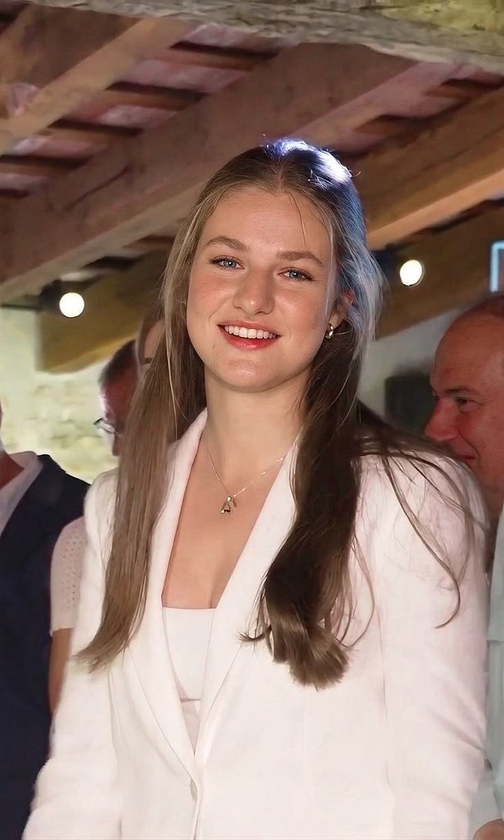 Princessleononr's tweet photo. Un corazón hermoso, una sonrisa genuina y un toque de misterio ❤️ Quizás el hombre indicado sepa exactamente qué hacer con eso 😉💕🥰🇪🇸
#Princesalonor #ReyFelipe #madridspain #realprincessleonor #beawareofimposters #Seguidores #princessofspain🇪🇸 https://t.co/aeYg6bGmuV