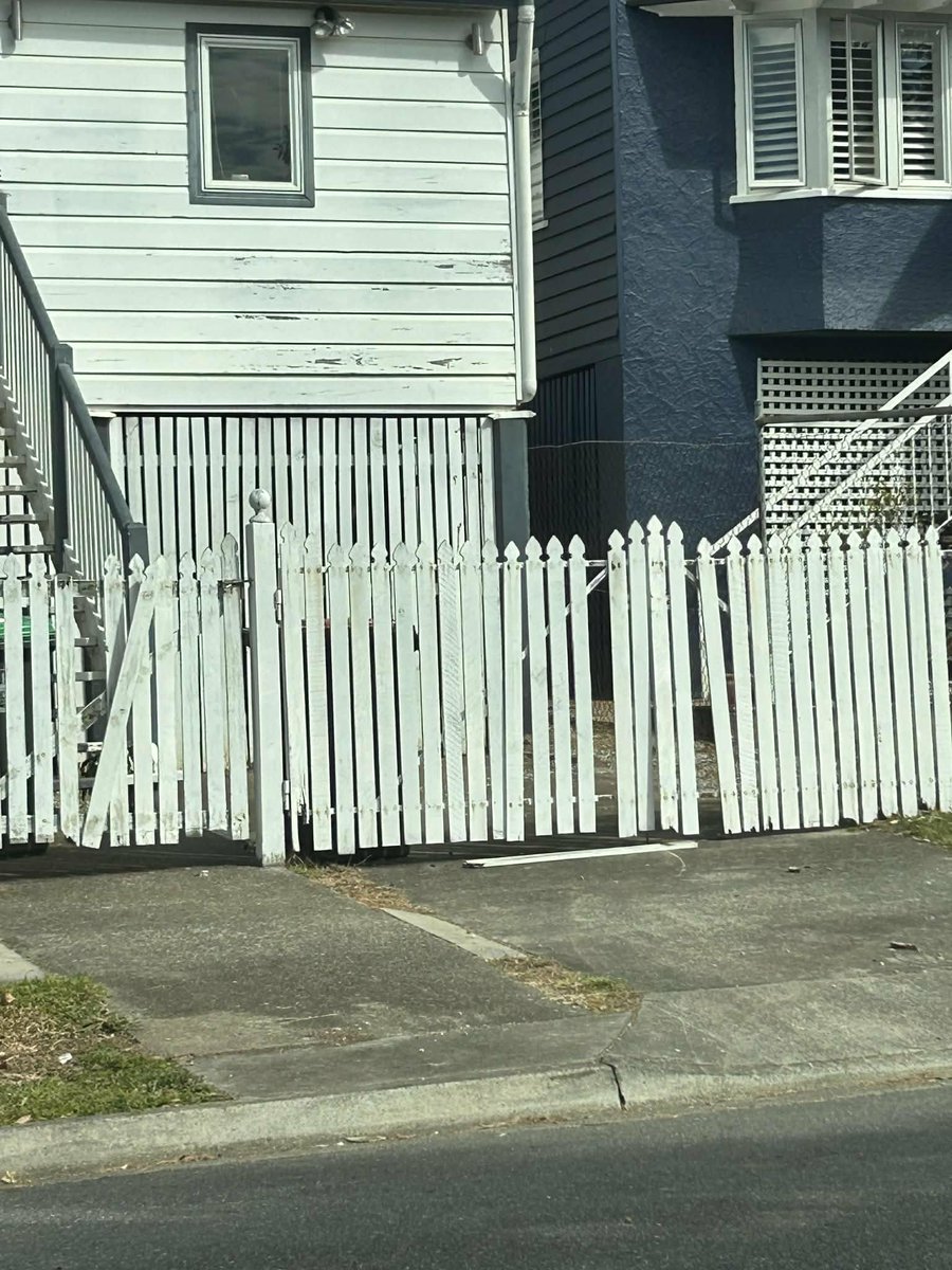 lesstenny's tweet photo. Daughter went out to check out a house for rent at Hamilton. The first picture is from the real estate and the other is what it actually looks like.. And you wonder why these grubs are not very popular working for them.. Fuck you! Could you please share @purplepingers https://t.co/wTdOd8CSRK