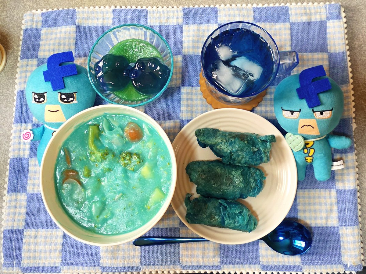 kyo_kyo_404's tweet photo. お昼フリモメシですわ〜

メニュー
🍥シチュー
🍥豚肉のハーブロール巻き
🍥ゼリー（パイナップル添え）
🍥バタフライピー https://t.co/zzXGiHfXQx