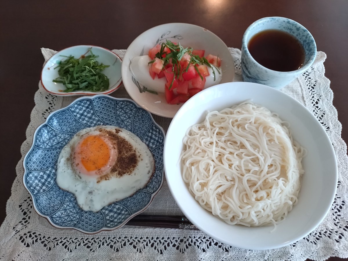 yutatsu2_5's tweet photo. 昨日のお昼ご飯
暑いときはツルっとしたものがいい
最近は色んな麺つゆを楽しんでます
#おうちごはん #お昼ごはん https://t.co/zEQd0dBL1s