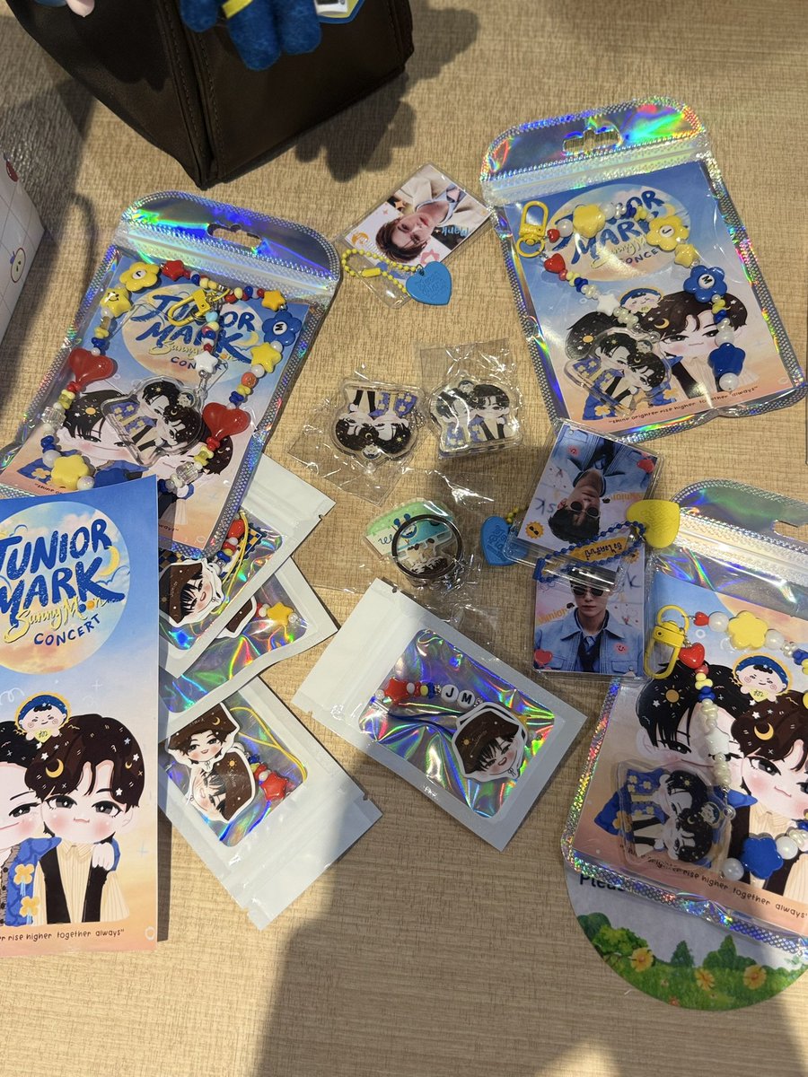 Peanut_khao's tweet photo. 💛💙อยู่ศูนย์อาหารชั่นGนะคะ มารับกันเถอะ
ของเยอะมากกกกก ให้น้องโยกุรุโตะ
ไม่อยากแบกของกลับบ้าน
ใครที่นัดแลกไว้ โทรหาได้เลยนะคะ
#ตลาดนัดจูเนียร์มาร์ค
#juniormarkconcert 
#JuniorMark #junniorrs #markjrtn https://t.co/nMv9SkD39L
