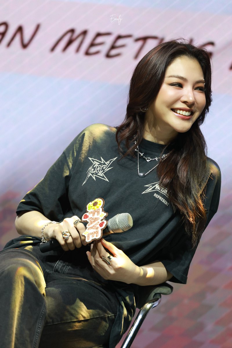 Emilysqq tweet picture