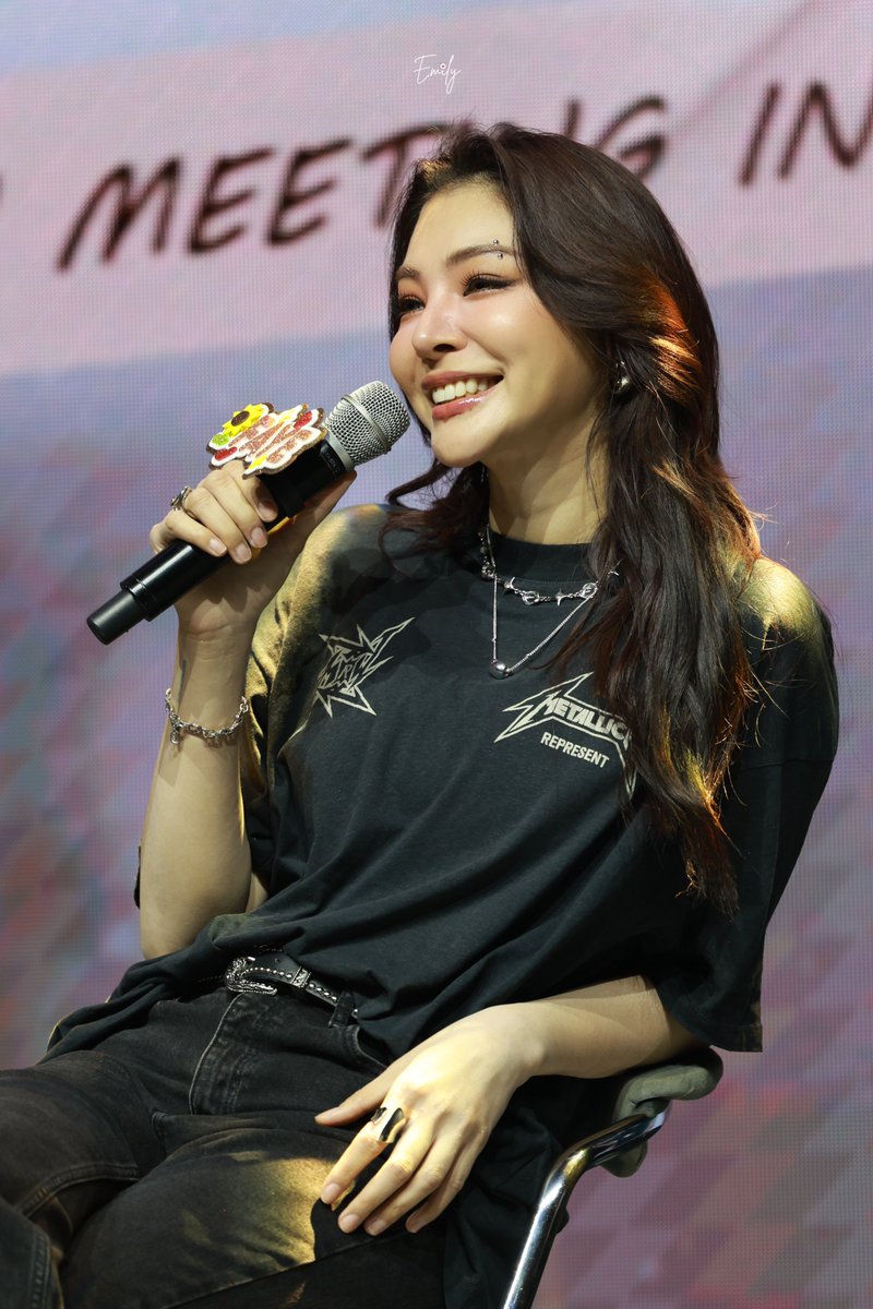 Emilysqq tweet picture